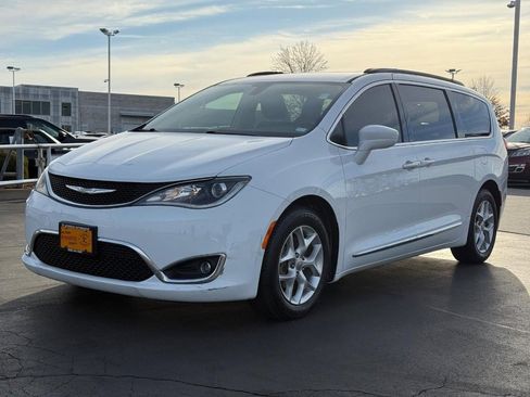 Used 2017 Chrysler Pacifica Touring-L w/ Tire & Wheel Group image 8