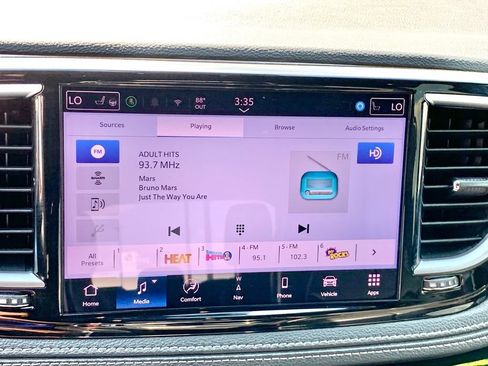 Used 2025 Chrysler Pacifica Limited FWD image 38