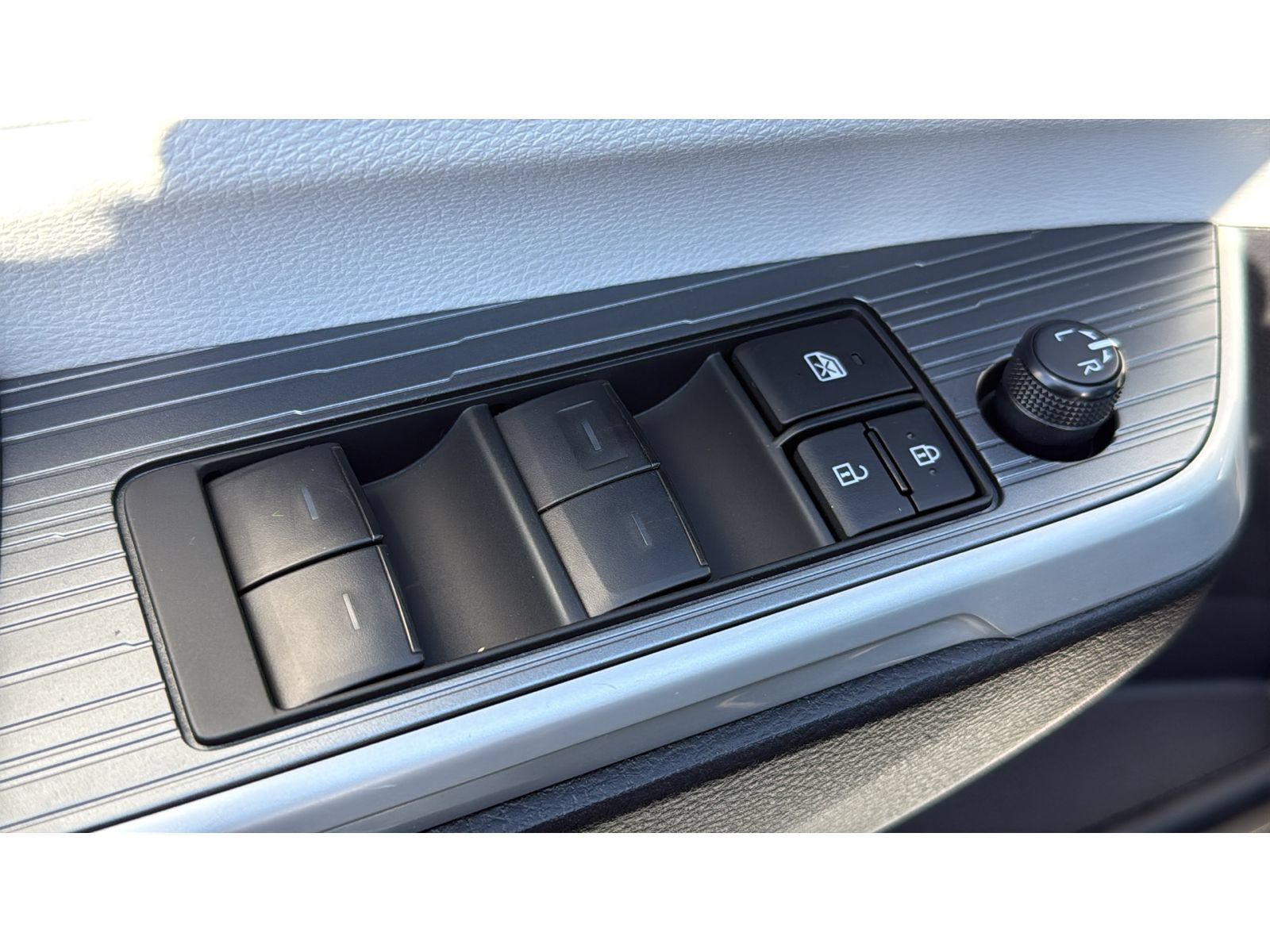 Certified 2025 Toyota Sienna XLE FWD image 15