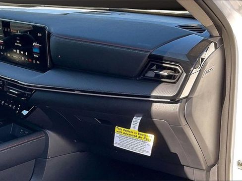 Certified 2025 Nissan Kicks SR image 15