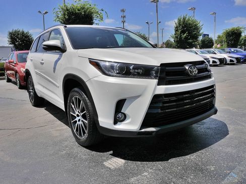 Used 2018 Toyota Highlander SE w/ Carpet Mat Package (TMS) AWD/4WD image 2