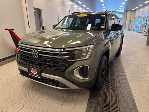 Used 2025 Volkswagen Atlas Peak Edition SE image 2