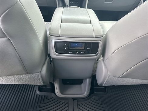 Used 2019 Toyota Highlander XLE image 18