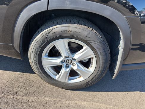 Used 2023 Toyota Highlander LE AWD/4WD image 5