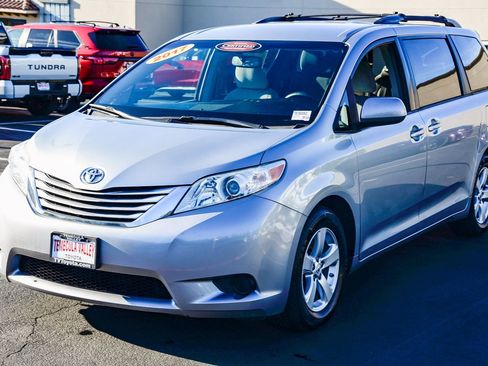 Certified 2017 Toyota Sienna LE image 3