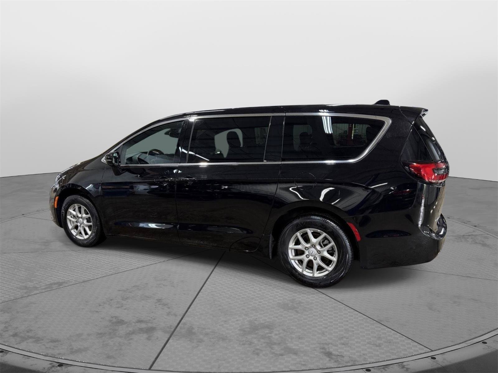 Used 2026 Chrysler Pacifica Select FWD image 9