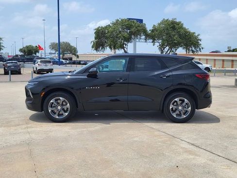 Used 2025 Chevrolet Blazer LT FWD image 2