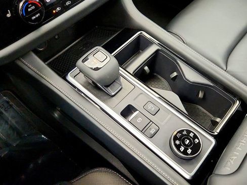 Used 2024 Nissan Pathfinder SL image 16