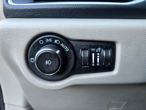 Certified 2024 Chrysler Pacifica Select image 20