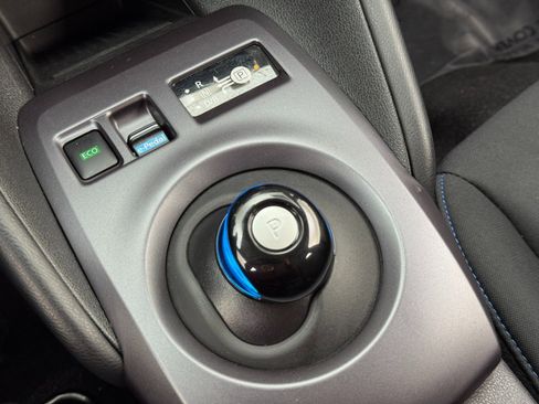 Used 2025 Nissan Leaf S image 26