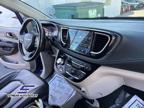 Used 2021 Chrysler Pacifica Touring-L image 36