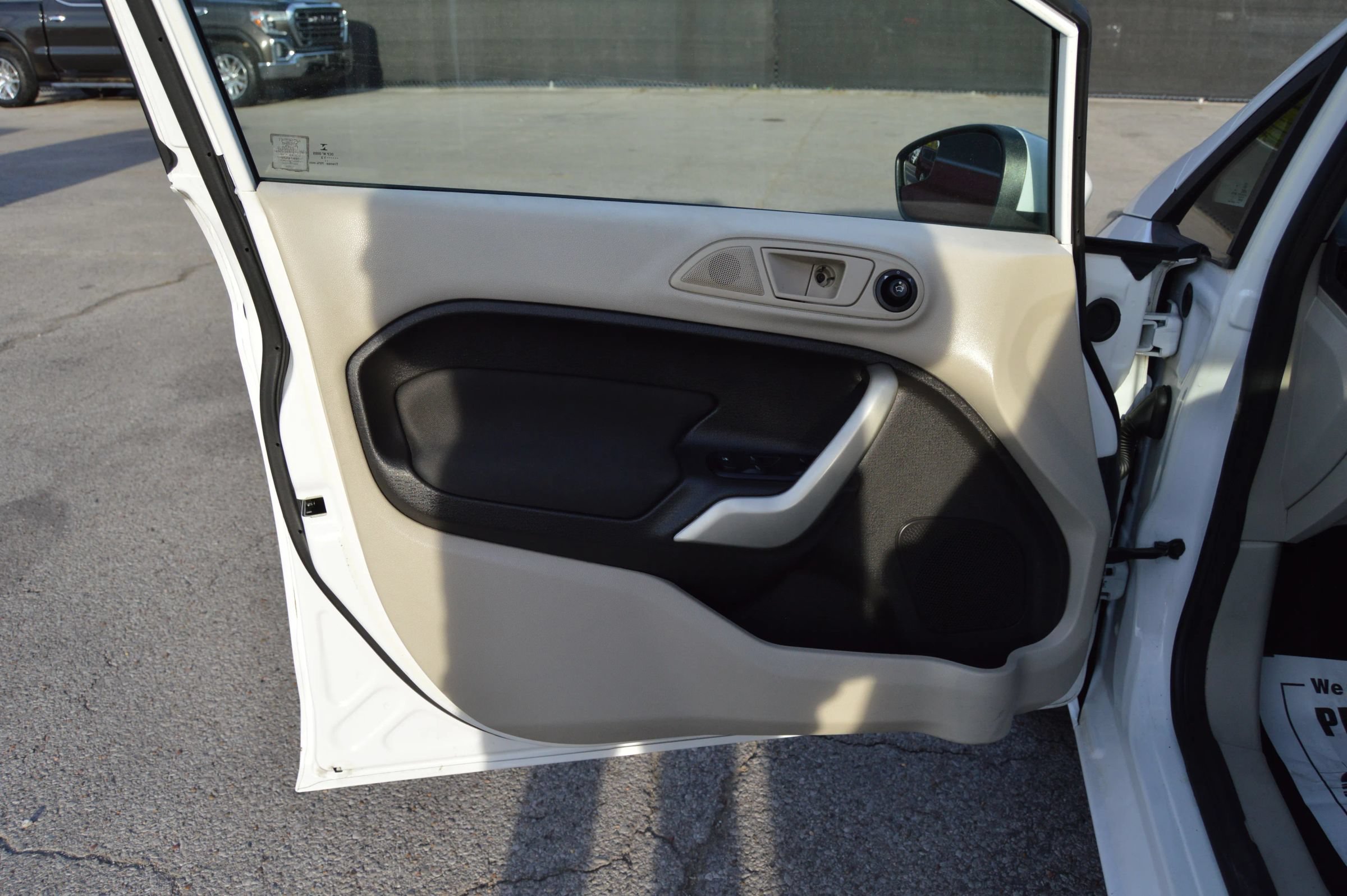 Used 2013 Ford Fiesta SE w/ Super Fuel Economy Pkg FWD image 17