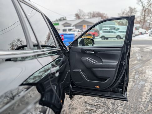 Used 2023 Toyota Highlander XLE image 48