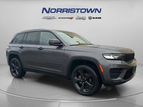 Used 2022 Jeep Grand Cherokee Altitude image 1