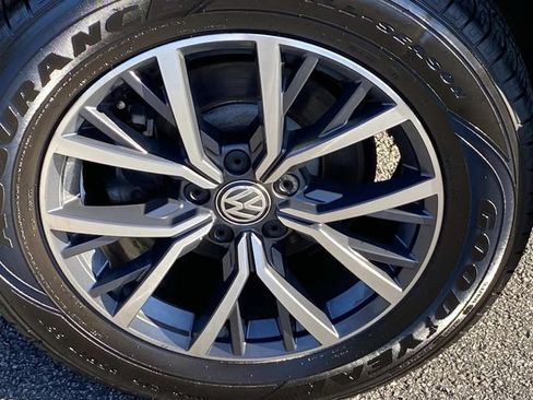 Used 2020 Volkswagen Tiguan SEL FWD image 28