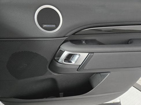 Used 2025 Land Rover Discovery S image 19