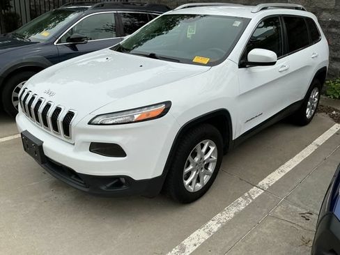 Used 2016 Jeep Cherokee Latitude w/ Cold Weather Group AWD/4WD image 6