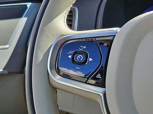 Used 2024 Volvo XC90 B5 Core w/ Climate Package image 22