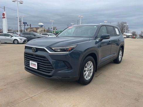 Used 2024 Toyota Grand Highlander XLE image 2