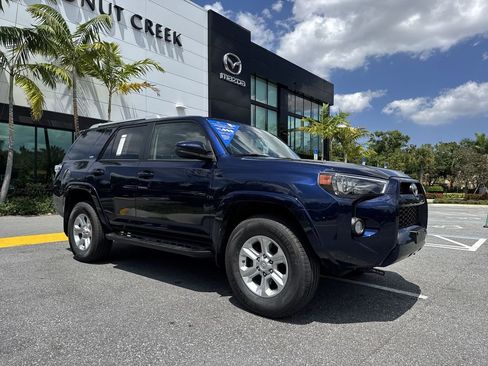Used 2018 Toyota 4Runner SR5 AWD/4WD image 22