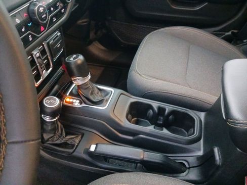 Used 2024 Jeep Wrangler Sahara image 11