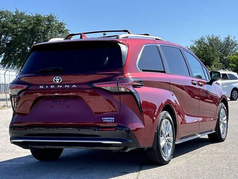 Used 2024 Toyota Sienna Limited FWD image 4