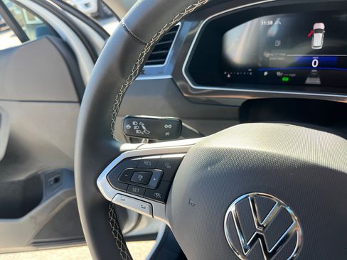 Used 2024 Volkswagen Tiguan SE image 30