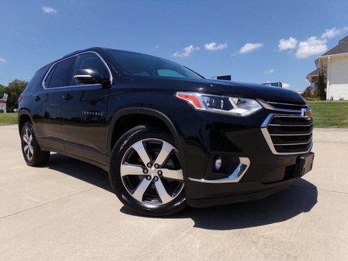 Used 2018 Chevrolet Traverse LT image 2