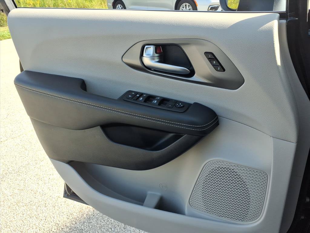 Used 2023 Chrysler Pacifica Touring-L FWD image 21
