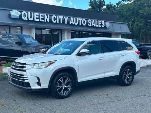 Used 2019 Toyota Highlander LE FWD image 2