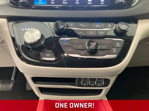 Used 2023 Chrysler Pacifica Touring-L FWD image 8