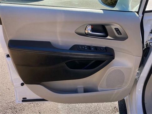 Used 2022 Chrysler Pacifica Touring-L image 9