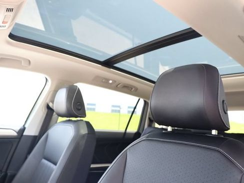 Used 2023 Volkswagen Tiguan SE w/ Panoramic Sunroof Package FWD image 27