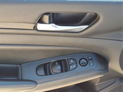 Used 2024 Nissan Altima 2.5 SV FWD image 17