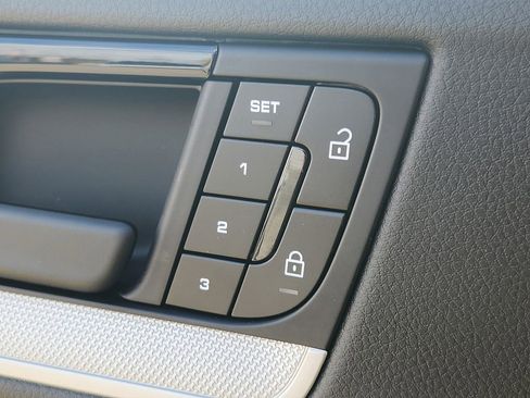 Certified 2025 Porsche Cayenne image 24