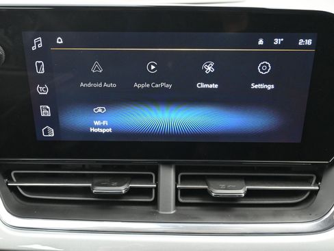 Used 2025 Chevrolet Trax LT w/ Sunroof Package image 14