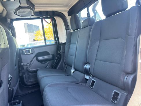 Used 2021 Jeep Gladiator Sport image 17