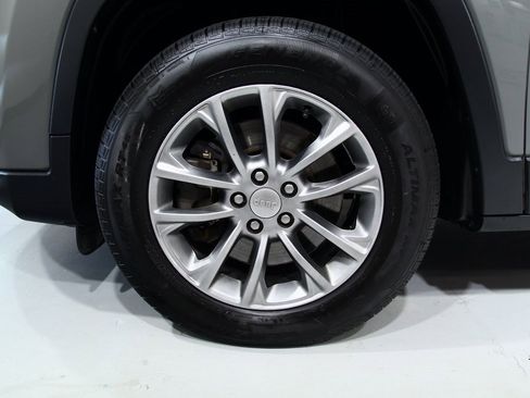 Used 2019 Jeep Cherokee Latitude Plus w/ Cold Weather Group image 17