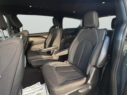 Used 2021 Chrysler Pacifica Touring w/ Uconnect Theater Family Group FWD image 24