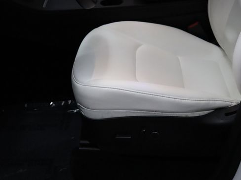 Used 2022 Tesla Model Y Long Range image 36