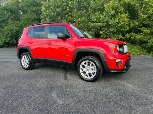 Used 2023 Jeep Renegade Latitude w/ Sun/Sound Group AWD/4WD image 2