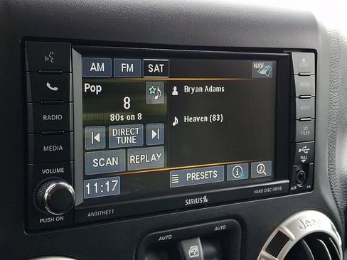 Used 2018 Jeep Wrangler Sahara w/ Connectivity Group AWD/4WD image 17