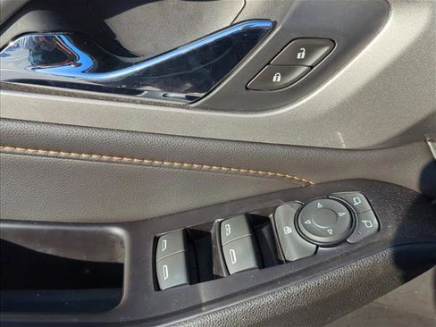 Used 2020 Chevrolet Traverse LT image 9