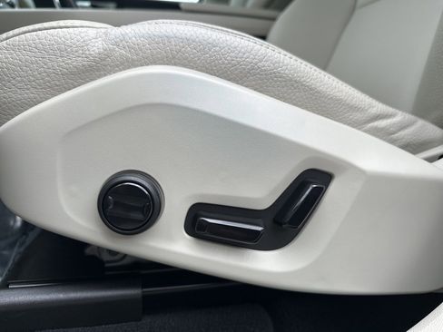 Used 2023 Volvo XC60 T8 Plus image 26