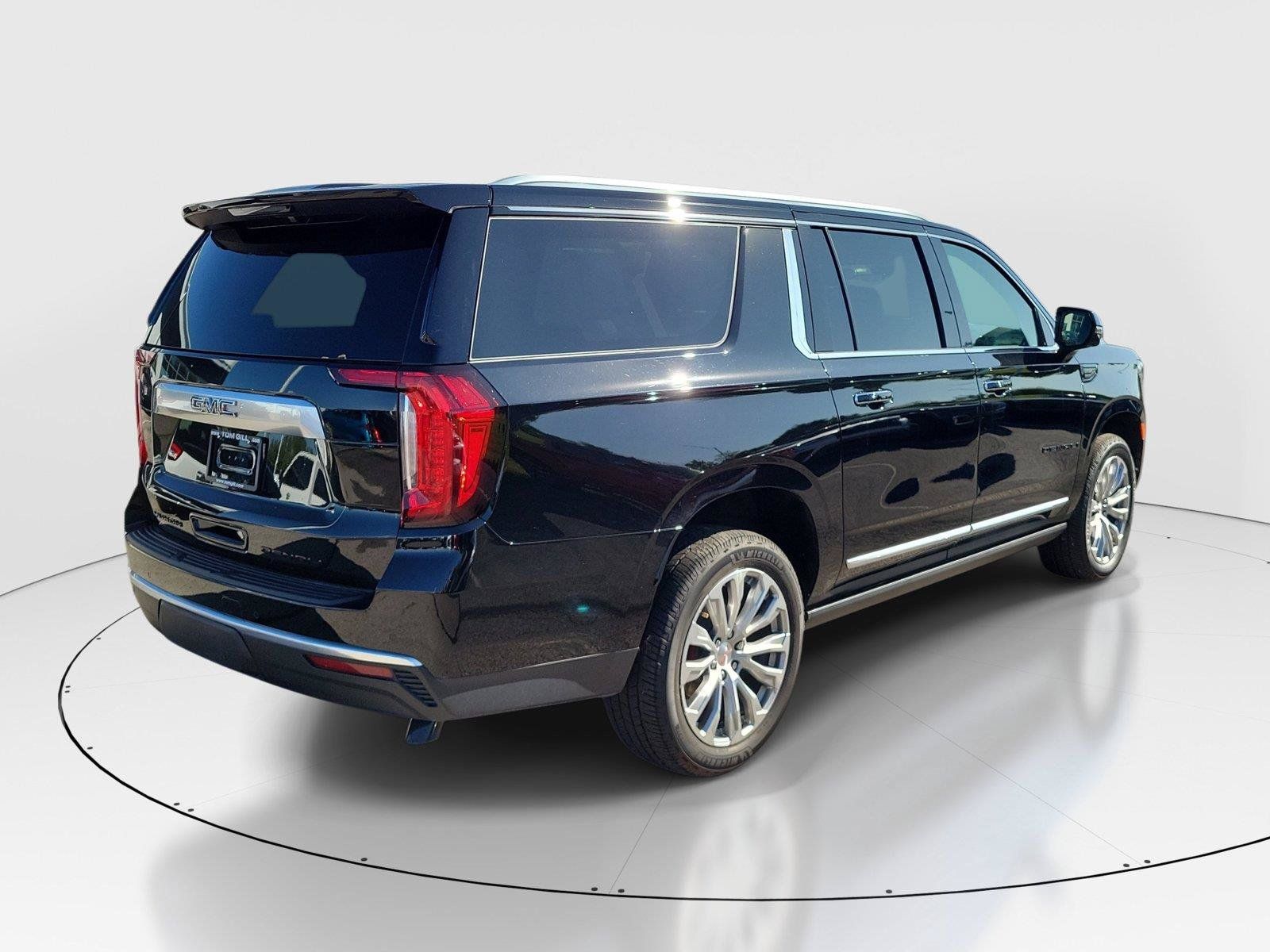 Used 2022 GMC Yukon XL Denali w/ Denali Premium Package AWD/4WD image 4