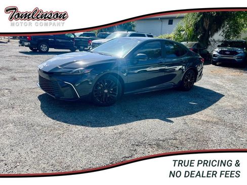 Used 2025 Toyota Camry SE w/ Convenience Package image 1