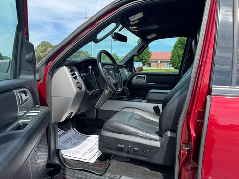 Used 2017 Ford Expedition XLT w/ Equipment Group 202A AWD/4WD image 9