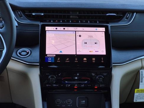 New 2025 Jeep Grand Cherokee Limited image 17