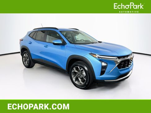 Used 2025 Chevrolet Trax LT FWD image 1