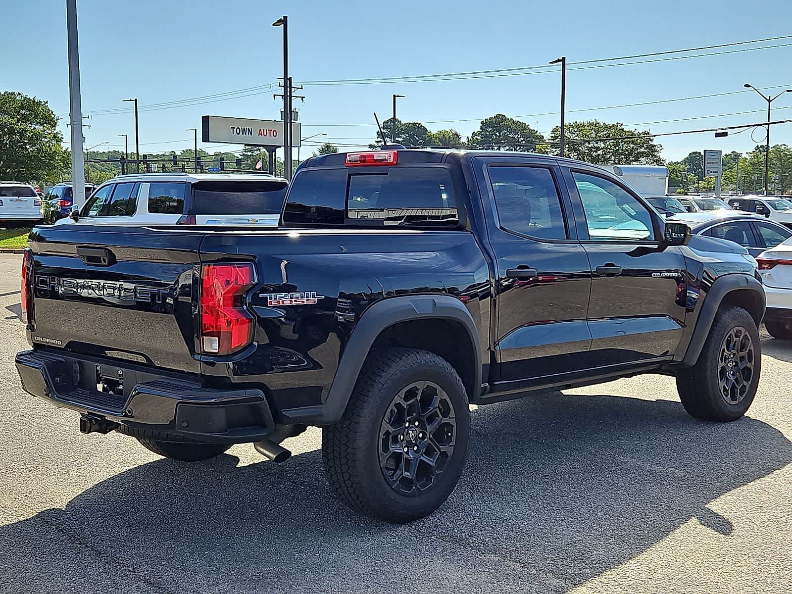 Used 2026 Chevrolet Colorado Trail Boss AWD/4WD image 3
